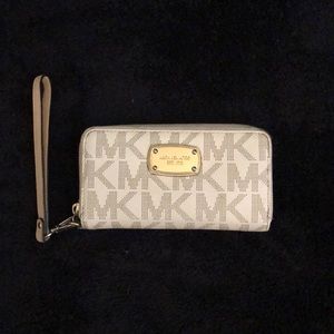 Michael Kors Wallet / Wristlet